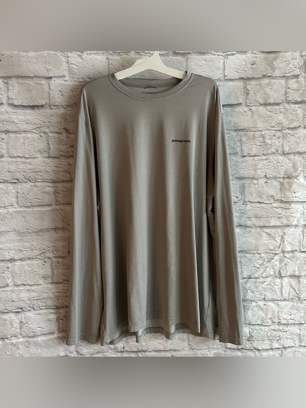 PREOWNED PATAGONIA LONG SLEEVE GREY FISH SHIRT MENS XL
